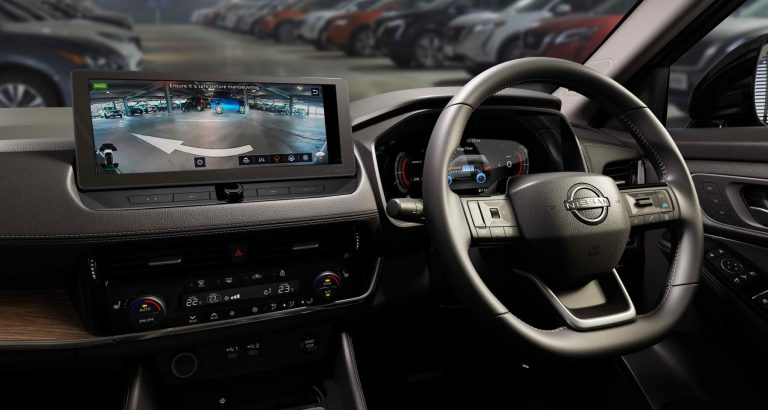 T-Junction View⁽²¹⁾ Using the front camera to extend your line of sight, the revolutionary T-Junction View provides an ultra-wide perspective, giving you a safe, early look at the oncoming traffic and drastically reducing blind-spot anxiety.