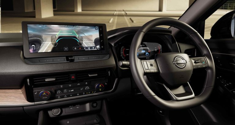 Skeleton Hood View⁽²¹⁾Skeleton Hood View overlays a unique, translucent outline onto the camera feed, helping you visualise your car’s exact physical boundaries and alignment.